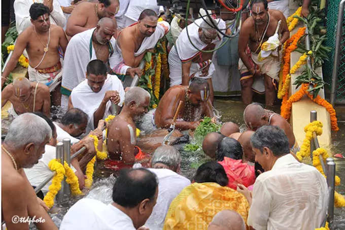 తిరుమల శ్రీవారి చక్రస్నానం.. ధ్వజావరోహణంతో బ్రహ్మోత్సవాలకు ముగింపు