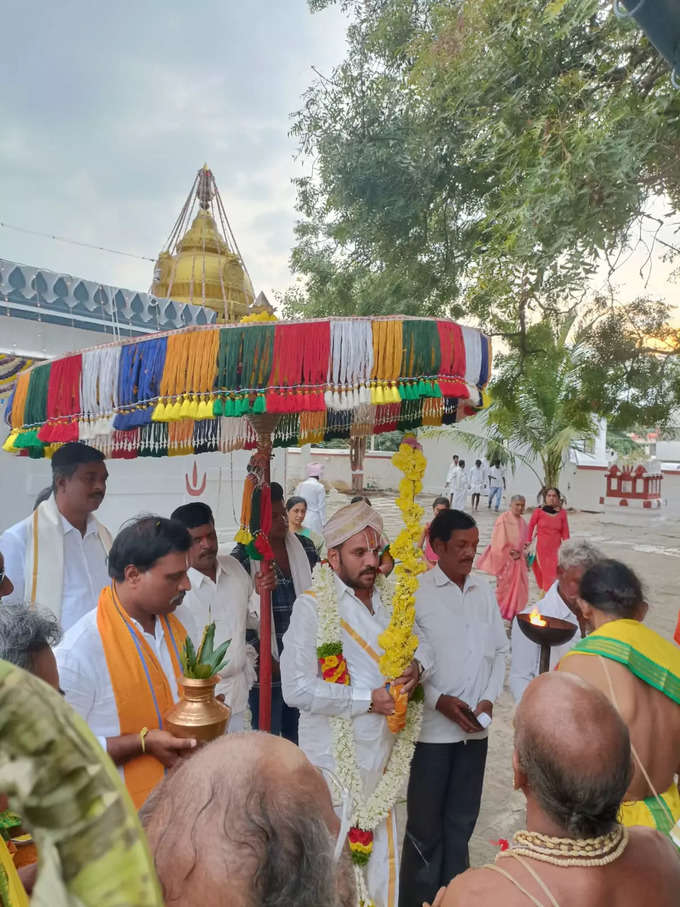 ಕೋಟೆ ನಾಡು ಚಿತ್ರದುರ್ಗ ಜಿಲ್ಲೆಯಾದ್ಯಂತ ವಿವಿಧ ದೇವರುಗಳ ದಸರಾ ಅಂಬಿನೋತ್ಸವ ಬಹಳ ವಿಜೃಂಭಣೆಯಿಂದ ನೆರವೇರಿತು. ತಹಸೀಲ್ದಾರ್ ಪ್ರಶಾಂತ್ ಕೆ ಪಾಟೀಲ್ ಅವರು ಸಾಂಪ್ರದಾಯಿಕ ವೇಷ ಧರಿಸಿ ಬಿಲ್ಲಿನ ಬಾಣ ಹೂಡಿ ಬಿಡುವ ಮೂಲಕ ದಸರಾ ಅಂಬಿನೋತ್ಸವಕ್ಕೆ ಚಾಲನೆ ನೀಡಿದರು.