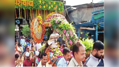 त्र्यंबकराजाच्या पालखीचे सीमोल्लंघन; सुवर्ण मुखवट्याची विधीवत पूजा