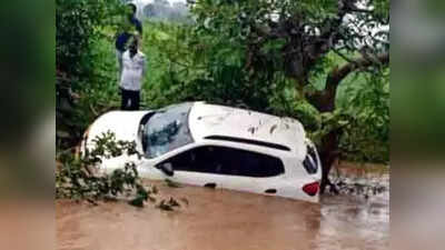 Vikarabad: వాగులో కొట్టుకుపోయిన కారు.. దంపతులను కాపాడిన చెట్టు కొమ్మ