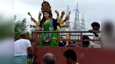 Bhadohi Fire: भदोही पूजा पंडाल आग हादसे में सुरक्षित रहीं दुर्गा प्रतिमा, विसर्जन पर लोगों ने की प्रार्थना- क्षमा करना मां