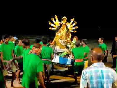 Durga Visarjan 2022: হলদিয়ার সপ্তপর্ণী ঘাটে রাতভর চলল প্রতিমা নিরঞ্জন, উপচে পড়া ভিড় দর্শনার্থীদের