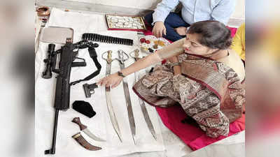 Bulandshahr: राइफल पर कलावा, पिस्टल पर तिलक, जानिए कौन हैं बीजेपी MLA मीनाक्षी सिंह, जिनकी शस्त्रपूजा की फोटो हुई वायरल