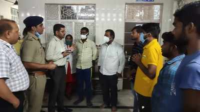 Bhadohi News : भदोही अग्निकांड पीड़ितों के लिए आगे अधिकारी, डीएम-एसपी ने डोनेट की सैलरी