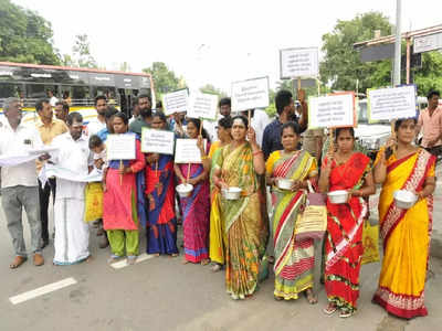 கோட்டையில் மீண்டும் பழைய புத்தகக் கடை... சேலத்தில் நூதன போராட்டம்!