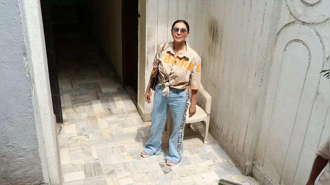 ફેન્સી લૂકમાં એક રેસ્ટોરાંની બહાર જોવા મળી SRKની પત્ની ગૌરી ખાન 