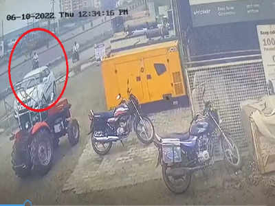 VIDEO : पुण्यात अंगावर शहारे आणणारा अपघात; मोटारसायकलसह उभा असलेल्या तरुणाला पिकअपने उडवले