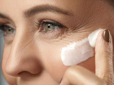 एजिंग साइन को कम करने के साथ चेहरे पर ग्लो लाती हैं ये Anti Aging Cream, 40 में भी त्वचा दिखेगी 20 जैसी जवां