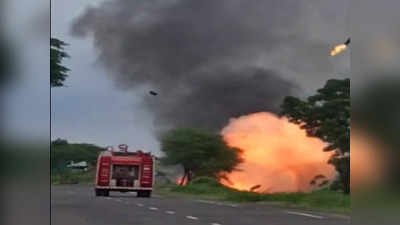VIDEO : गॅस सिलेंडर घेऊन जाणाऱ्या ट्रकला भीषण आग; सिलेंडरचे स्फोट होऊ लागल्याने परिसरात खळबळ