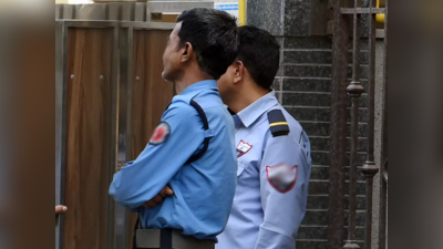 नोएडा : नशे में धुत लड़कियों ने सिक्योरिटी गार्ड को पीटा, देखती रही पुलिस