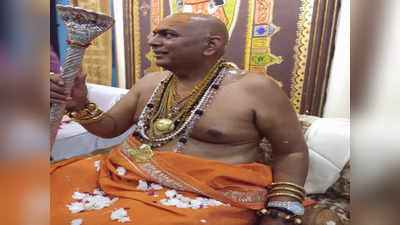 सिर से पैर तक स्वर्ण आभूषण, शिवपुरी आए सोने वाला बाबा को देखने उमड़े भक्त