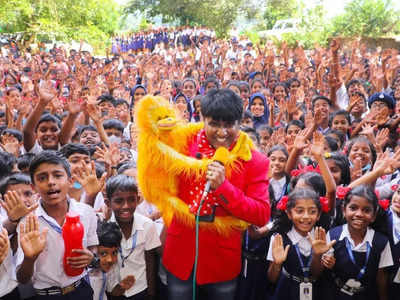 വിനോദിന്‍റെ തോളിലേറി കുഞ്ഞന്‍ കിറ്റിയെത്തി; ഹർഷാരവത്തോടെ സ്വീകരിച്ച് വിദ്യാർഥികൾ