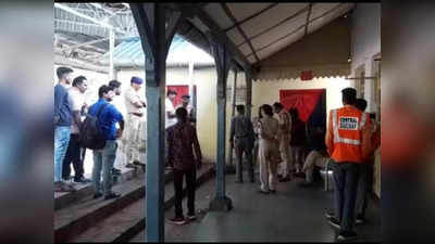 Chhindwara : परासिया स्टेशन पर यात्री से बैग छीनकर भागे बदमाश, पकड़ने गए GRP जवान पर किया चाकू से हमला