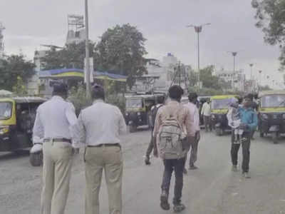 Solapur : भर रस्त्यात वाहतूक पोलिसांची वसुली, थेट डीसीपींनाच आले व्हायरल व्हिडिओ अन्...