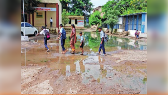 सांडपाण्याचा मार्ग..कसा गाठू आम्ही वर्ग? शाळा मैदानावरील तळ्यामुळे विद्यार्थ्यांची कसरत