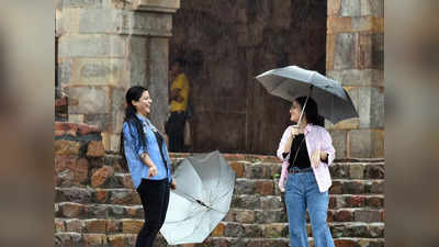 Delhi Rain: दिल्ली में वक्त से पहले आ गई ठंड, दिवाली शॉपिंग की बजाए गर्म कपड़ों की खरीदारी के लिए निकले लोग