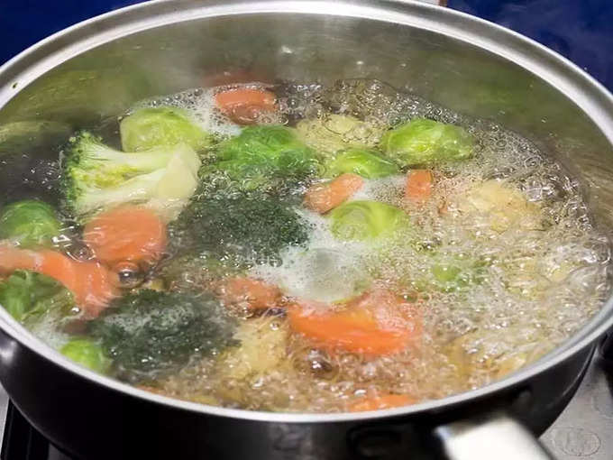 ​सब्जियों को कम से कम 30 मिनट उबालें