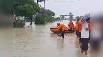 UP Flood News: यूपी के 17 जिलों के 944 गांव बाढ़ की चपेट में, फंसे लोगों को निकलने में जुटी रेस्क्यू टीम