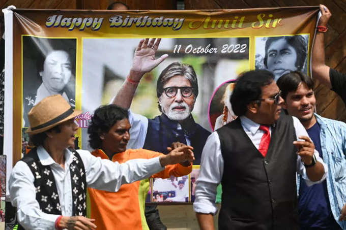 of Amitabh Bachchan dance outside his house