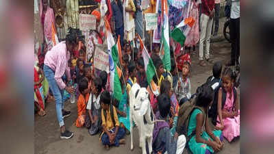 School Closed: शिंदे सरकारच्या शाळा बंद निर्णयाविरोधात विद्यार्थ्यांचे दप्तर घ्या, बकऱ्या द्या आंदोलन