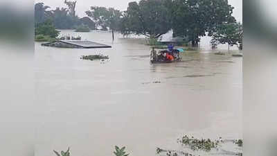 Flood News: बारिश के कहर से सिसक रहा बलरामपुर, गांव-मोहल्‍लों में चल रहीं नावें...15 लाख की आबादी सांसत में