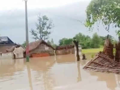 Flood News: जब वोट लेना होता है, तब नेता आते हैं...छप्परों पर जीवन काट रहे हैं, बहराइच के 95 गांव बाढ़ में डूबे