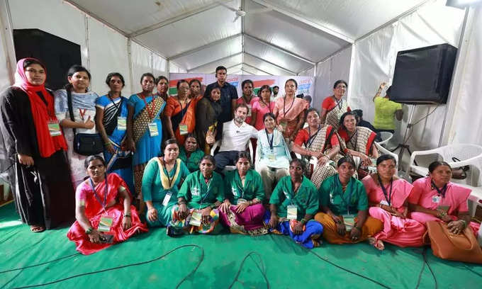 Rahul Gandhi with women activists.