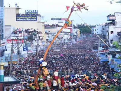 వైభవంగా సిరిమానోత్సవం.. అమ్మవారికి పట్టువస్త్రాలు సమర్పించిన మంత్రి