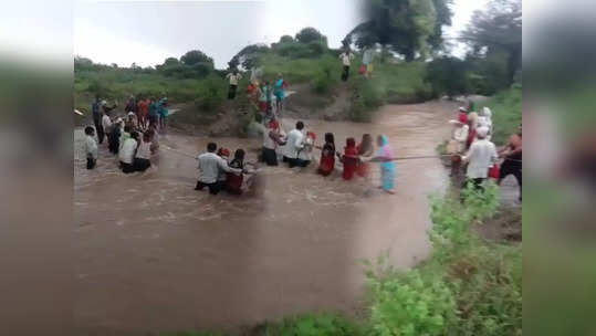 Video : परभणीत मुसळधार पावसाचा तडाखा, ओढ्याला पूर,दोरीच्या सहाय्यानं शेतकऱ्यांची सुटका