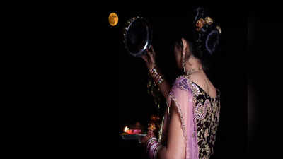 Karwa Chauth 2022 Vrat: करवा चौथ पर चांद न दिखे तो इस तरह खोलें करवा चौथ का व्रत