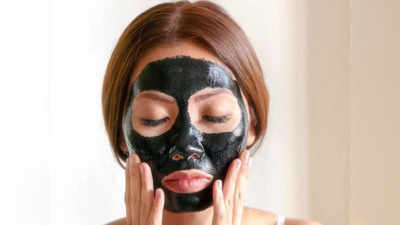 चेहरे की इंप्योरिटीज को निकालने के लिए बढ़िया माने जाते हैं ये Charcoal Face Pack, मिल सकती है ग्लोइंग त्वचा