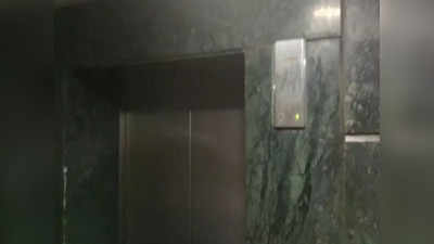 ग्रेटर नोएडा के SDS एनआरआई सोसाइटी की 18वीं मंजिल की लिफ्ट खराब, परेशान हो गए रहने वाले लोग