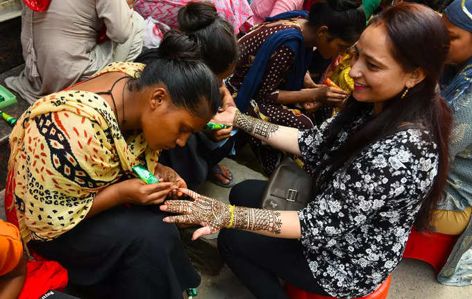 Karwa Chauth Mehndi Design: एक से बढ़कर एक मेहंदी डिजाइन