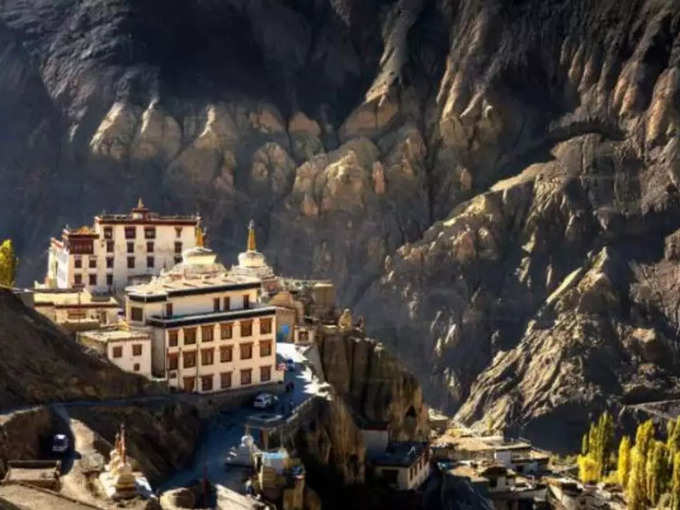 हिमालय की गोद में बसा मून लैंड गांव