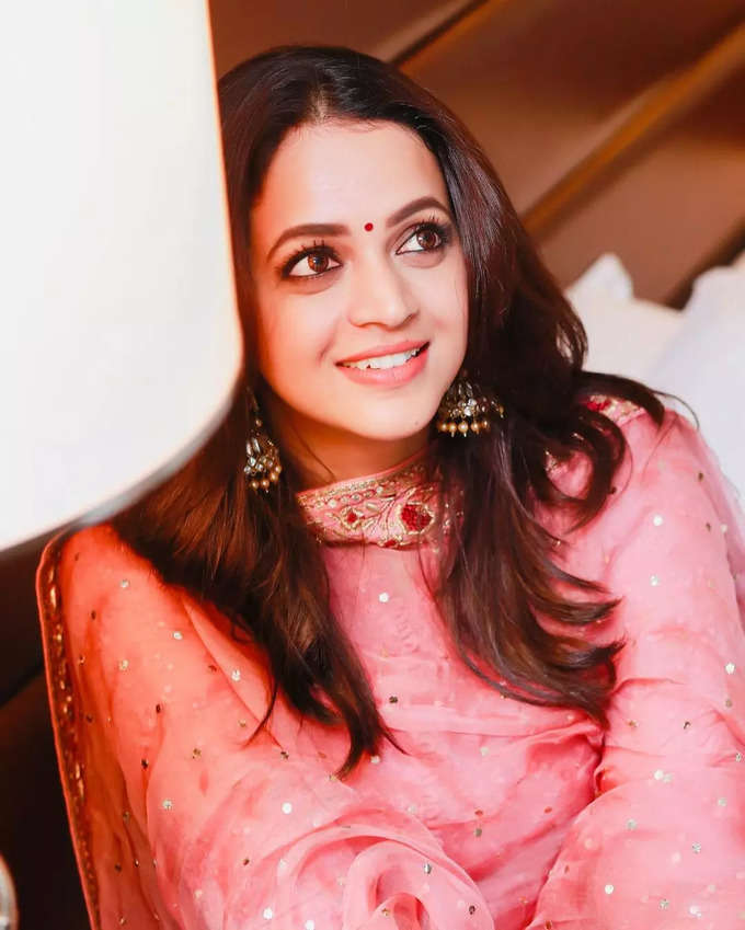 Bhavana: க்யூட் சிரிப்பால் மயக்கும் பாவனா: ஜொள்ளு விடும் பேன்ஸ்..!