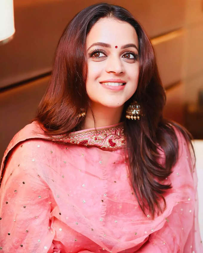 Bhavana: க்யூட் சிரிப்பால் மயக்கும் பாவனா: ஜொள்ளு விடும் பேன்ஸ்..!