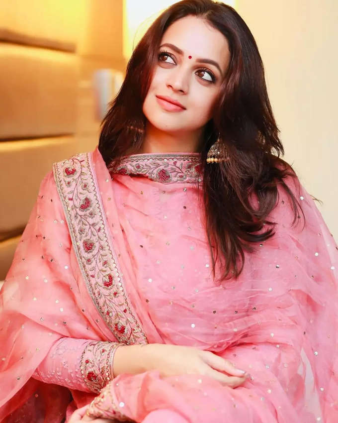 Bhavana: க்யூட் சிரிப்பால் மயக்கும் பாவனா: ஜொள்ளு விடும் பேன்ஸ்..!