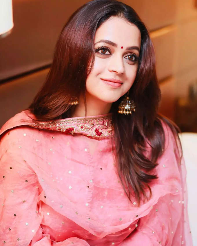 Bhavana: க்யூட் சிரிப்பால் மயக்கும் பாவனா: ஜொள்ளு விடும் பேன்ஸ்..!