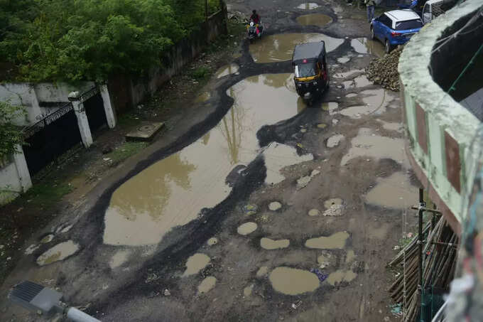 खड्ड्यांचं साम्राज्य