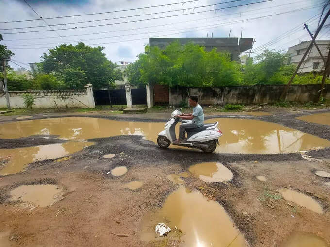 सर्वच परिसरात खड्ड्यांची स्थिती