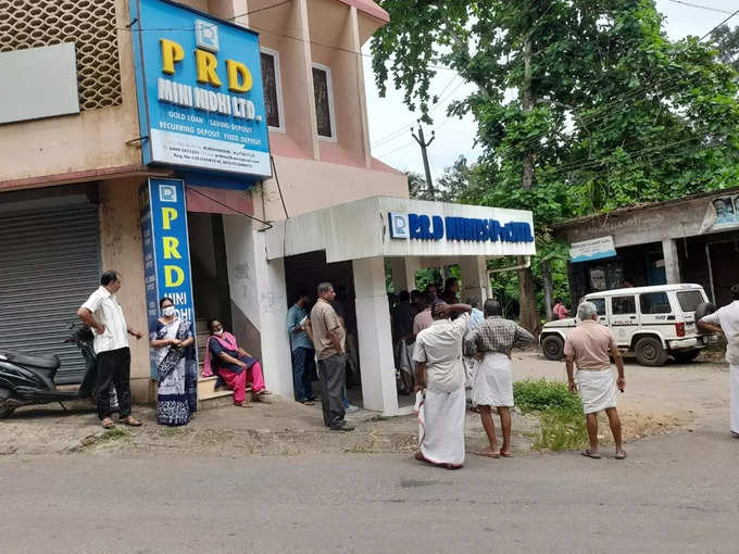 ​ജീവനക്കാരെ ഉപരോധിച്ച് നിക്ഷേപകർ