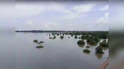 Banda Flood: बांदा में फिर बढ़ने लगा यमुना नदी का जलस्तर, ग्रामीणों में दहशत, 50 गांव में हो चुकी है भारी तबाही