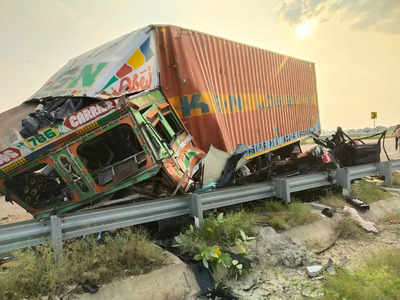 Purvanchal Expressway Accident : पूर्वांचल एक्सप्रेस वे पर BMW और कंटेनर की टक्कर, 4 लोगों की दर्दनाक मौत