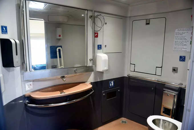 वंदे भारत ट्रेन में प्‍लेन जैसी सुविधाएं, वैक्‍यूम टॉयलेट्स