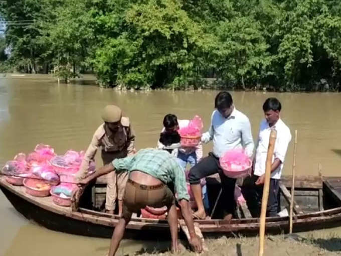 करवाचौथ पर बहराइच में बाढ़ के बीच महिलाओं के लिए करवा लेकर पहुंचे बीडीओ