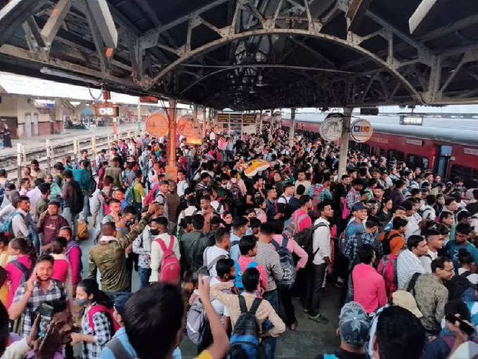 यूपी पीईटी 2022 के लिए स्टेशनों पर परीक्षार्थियों की भारी भीड़