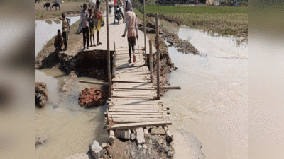 Bahraich Flood News : बाढ़ ने बढ़ाई मुसीबत, जब प्रशासन ने नहीं ली सुध तो ग्रामीणों ने खुद ही डाली पुलिया