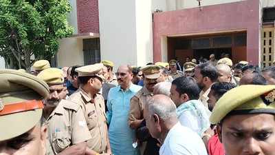 Azamgarh News : फतेहगढ़ जेल से कड़ी सुरक्षा में MP MLA कोर्ट में पेश हुए सपा विधायक रमाकांत यादव