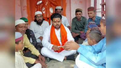 हिंदू संगठन के नेता ने दूसरे समुदाय के लोगों को मंदिर में कराया हनुमान चालीसा का पाठ, वायरल हुआ वीडियो