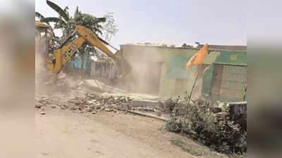 MP : छिंदवाड़ा में प्रशासन की कार्रवाई, गांजा तस्कर के मकान पर चलाई JCB